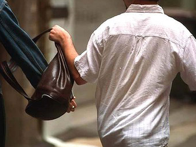 Οι τσαντάκηδες έκαναν και πάλι την εμφάνισή τους